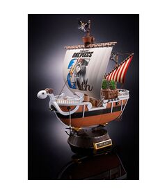 TAMASHII NATIONS Size: 28cm. Includes 2 sails (standard and 25th anniversary special), 2 boats (large and small), 11 minifigures, 1 Luffy minifigure to display on the bow, 1 exclusive pedestal, 1 complete set of interchangeable parts to reproduce the state of the wreck and 1 Klabautermann minifigure with pedestal. Press the button on the base and play the sound of We Are!