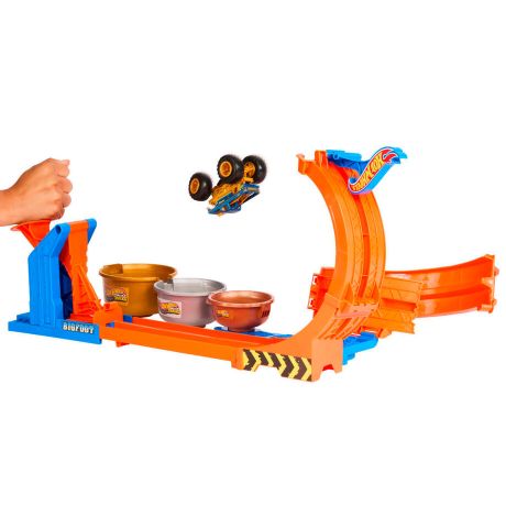 MATTEL Hot Wheels Monster Trucks Loop and Flip Trophy Challenge