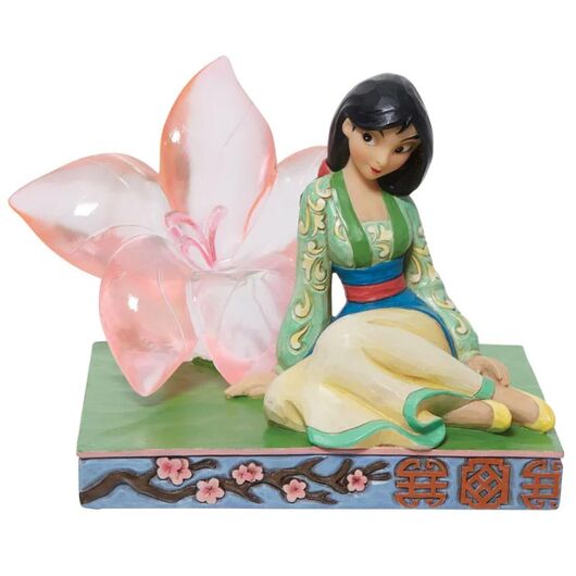 Mulan Seduta con Fiore di Ciliegio
