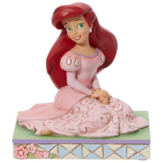 La Sirenetta Ariel Seduta nel Prato